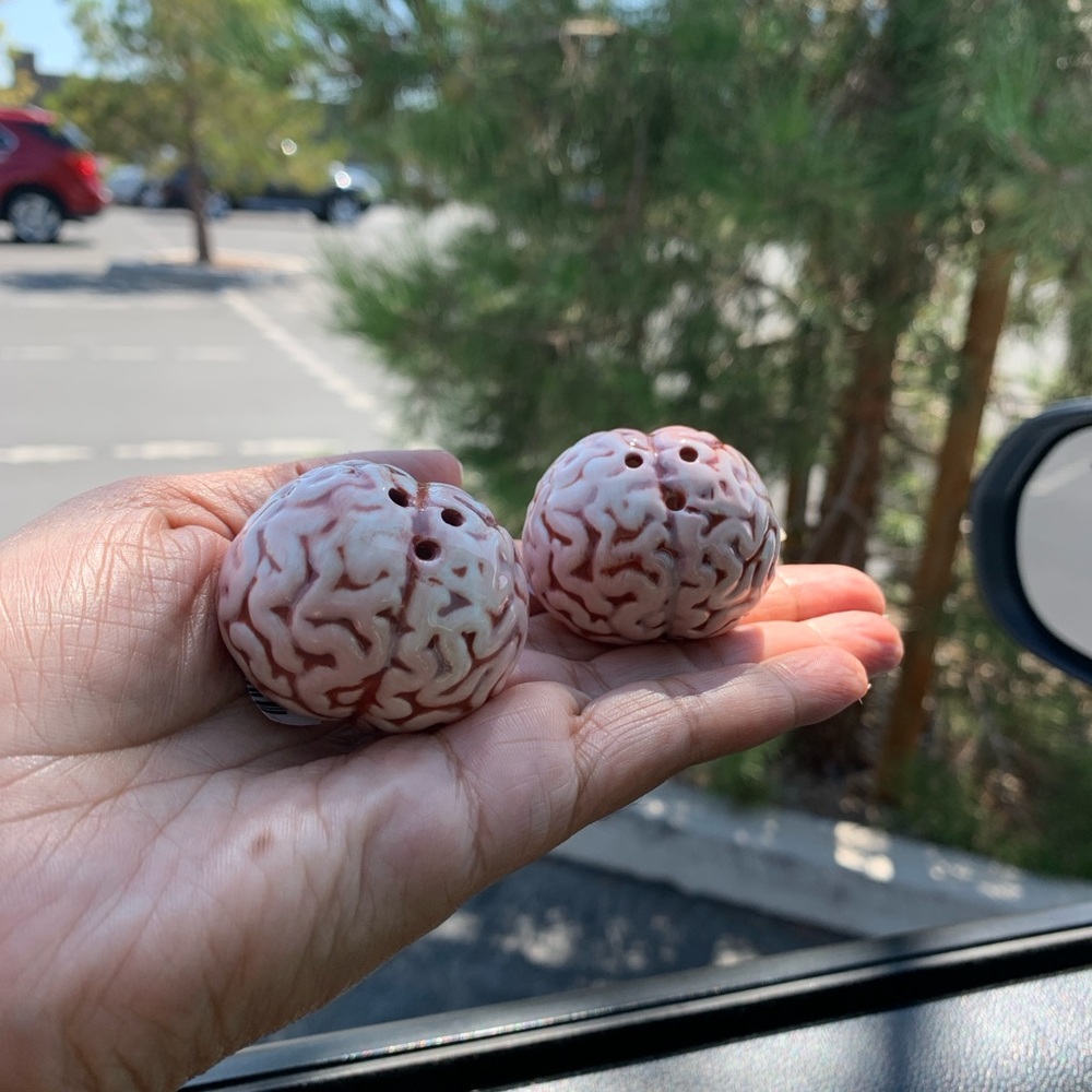 2 pc 🧠 salt/pepper shakers Halloween Brain creepy scary season table Decor new - Picture 4 of 5